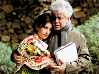 Penelope Cruz and Pedro Almodovar on the set of Broken Embraces