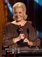 Lauren%20Bacall%20accepting%20her%20Oscar%20at%20the%202008%20Governors%20Awards